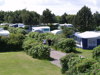 Campingområde med telte og campingvogne ved Feriebyens Camping, Rødvig.
