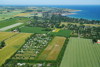 Fugleperspektiv af Feriebyens Camping, Rødvig, med havet i baggrunden.